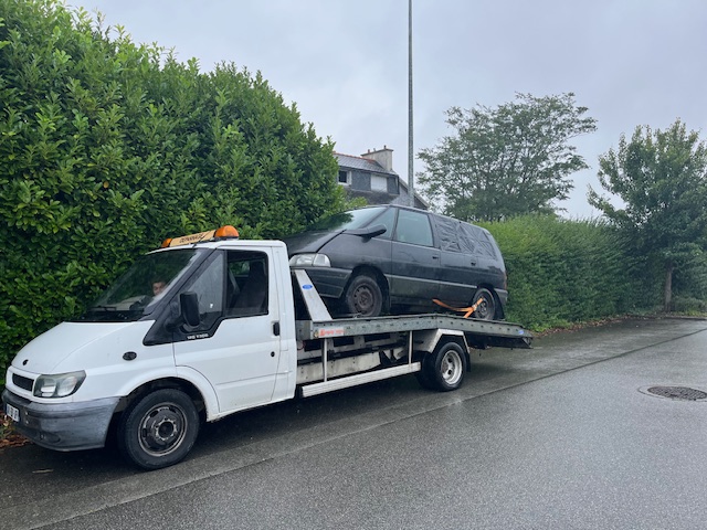 Un renault espace prêt à partir à la casse