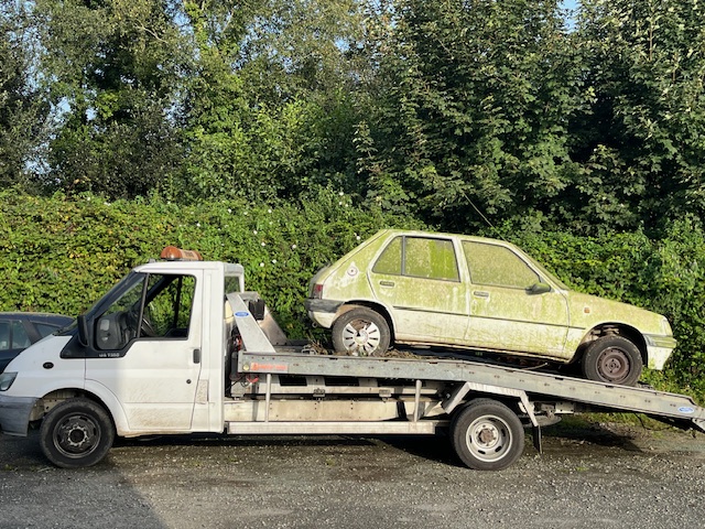 Une vieille peugeot 205 hirs d'usage